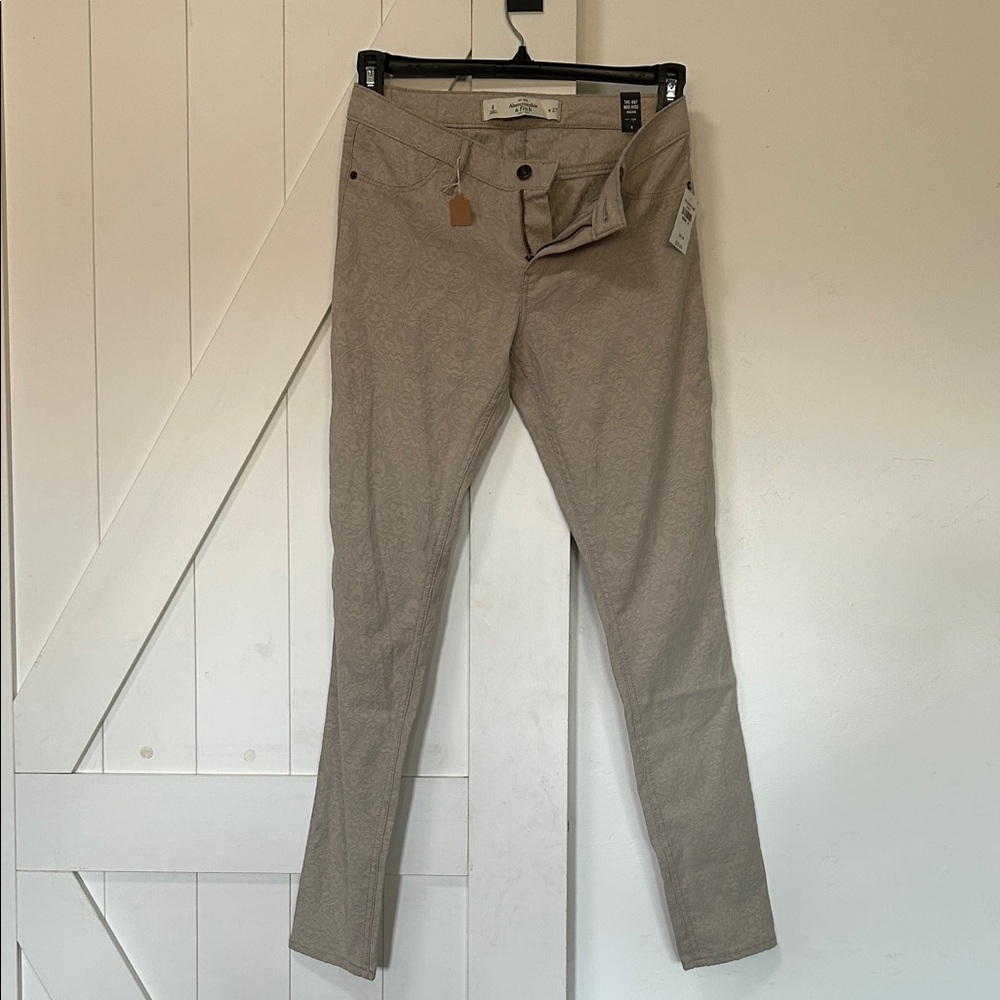 Abercrombie women’s jeggins.  Beautiful detailed fabric   True to size fit.